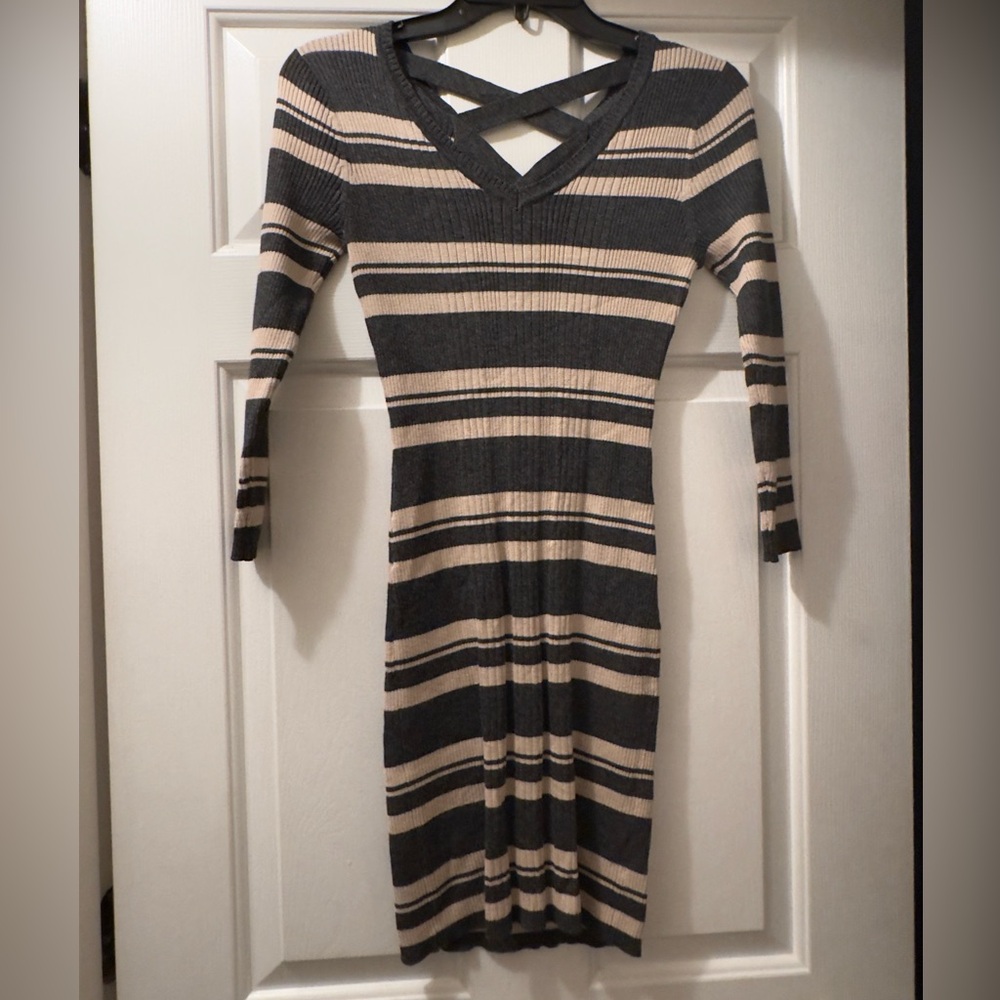 C Black and White Long Sleeve V-Neck Bodycon Dress